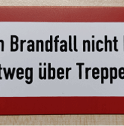 Schild: Aufzug im Brandfall nicht benutzen –klein-