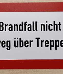 Schild: Aufzug im Brandfall nicht benutzen –groß-
